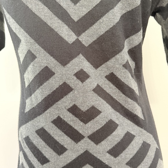 Gabby Skye Diagonal stripe knit sweater dress short sleeve - Picture 6 of 8